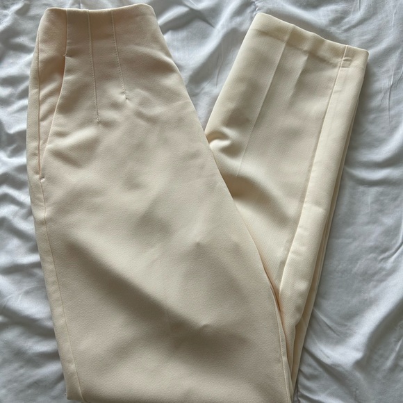 ✨NWOT✨ Dynamite Cream Pants - Picture 2 of 3
